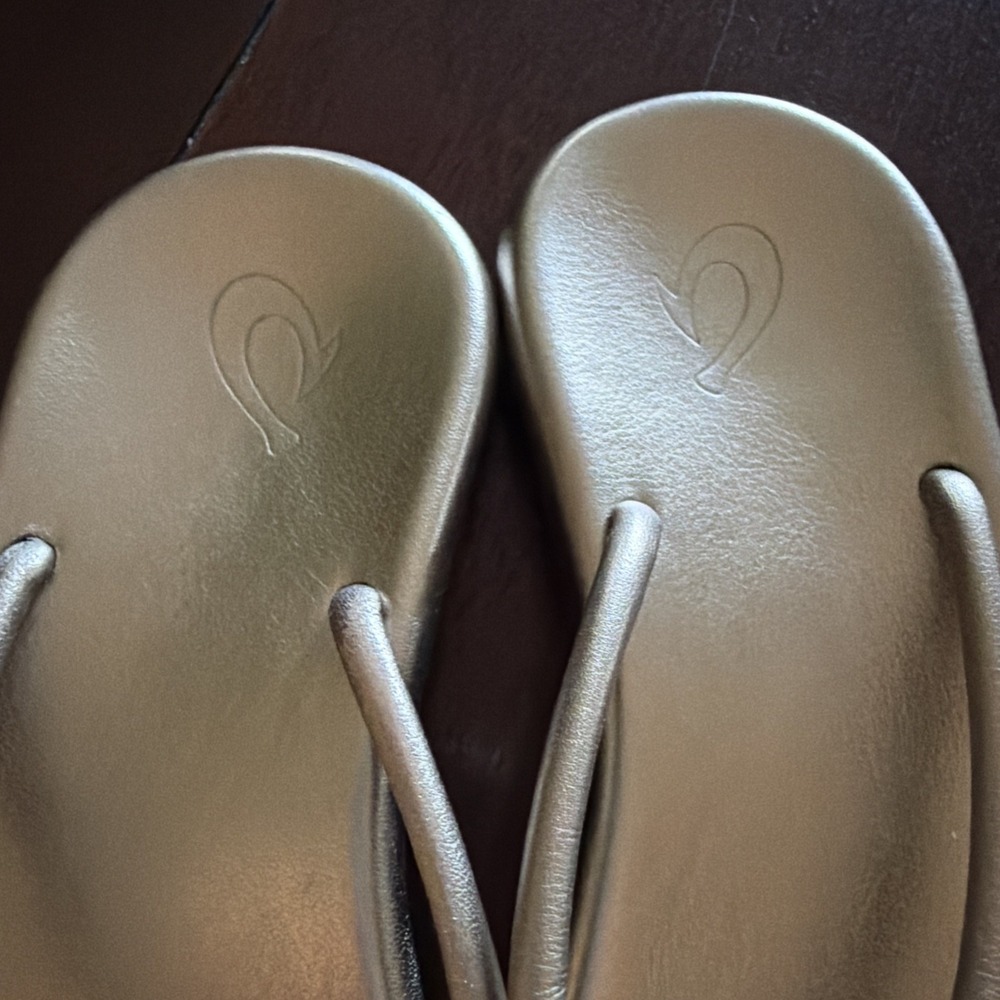 Women's OluKai Huawai Flip Flops Gold Bubbly NWT Leather Sandals Size 5 - Picture 3 of 5